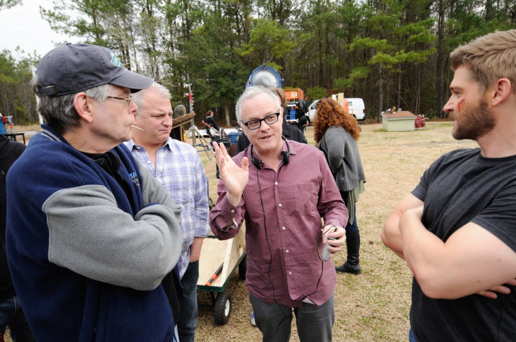 Baer (c.) with Stephen King (l.) on the "Under the Dome" set.